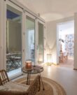 Veranda di Maison De Bosch la sera, con poltrone e luci accese